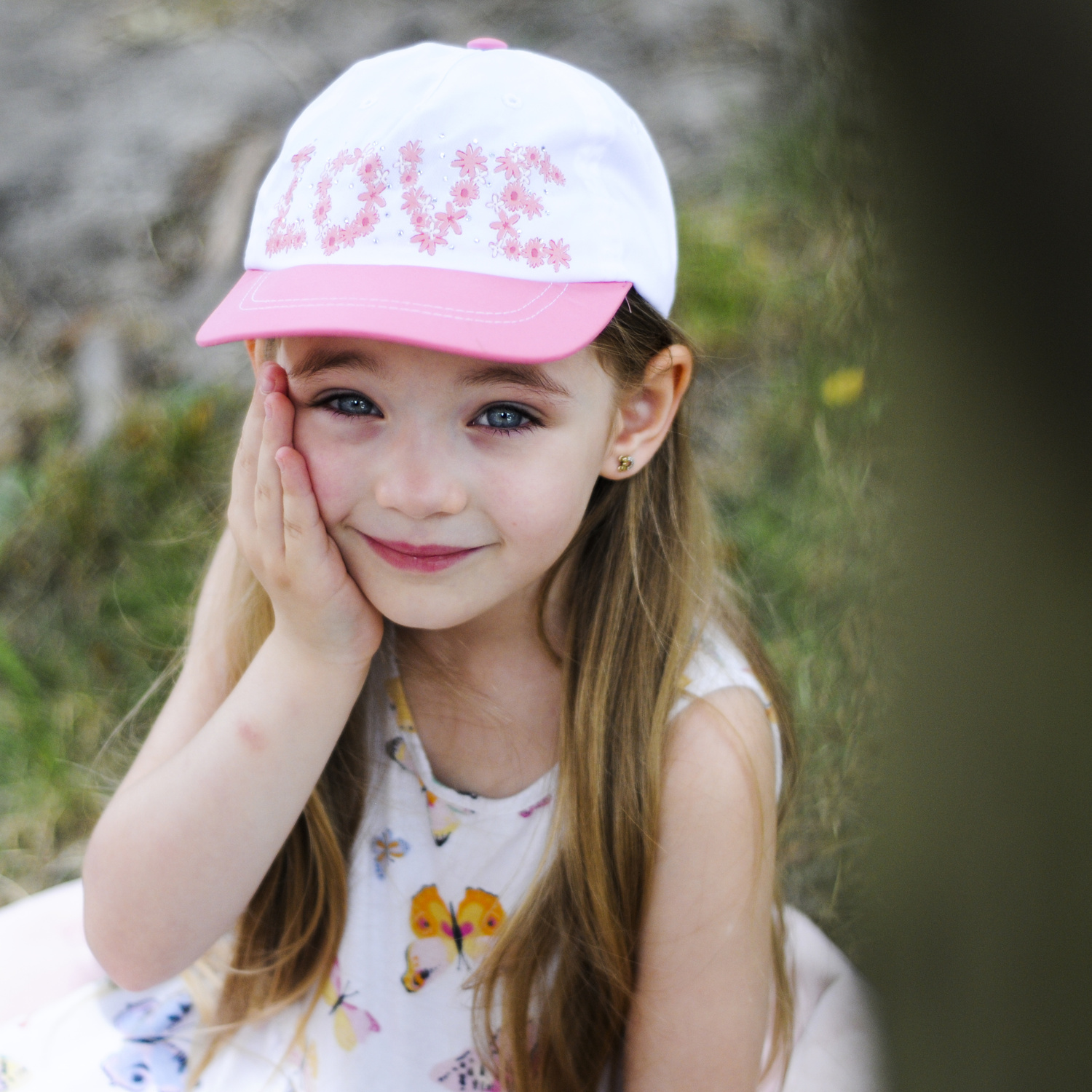 Cappellino con visiera bambina, bianca, in cotone, con visiera rosa, con scritta love