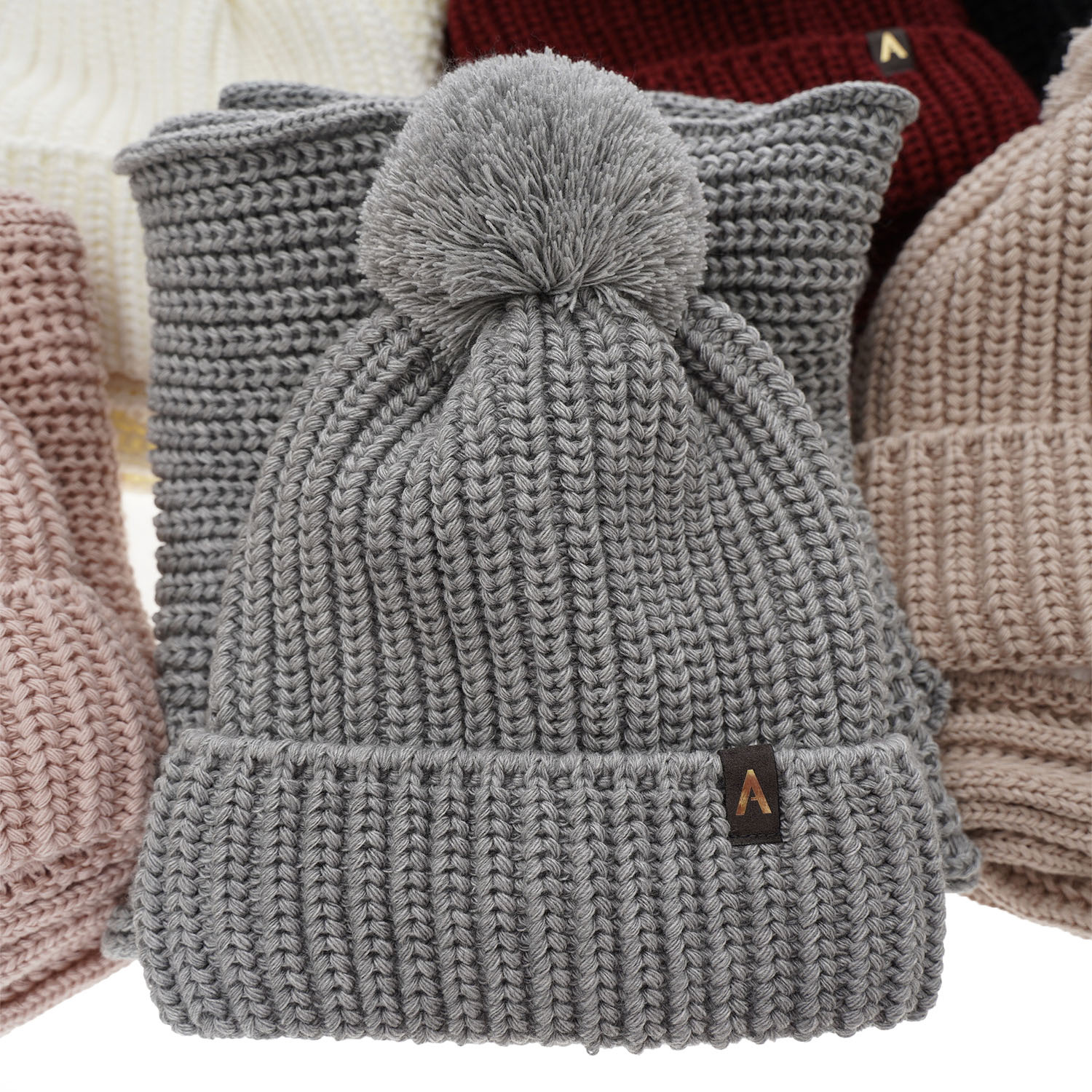 Set invernale donna: berretto e sciarpa, lilla, con pompon, Lupita