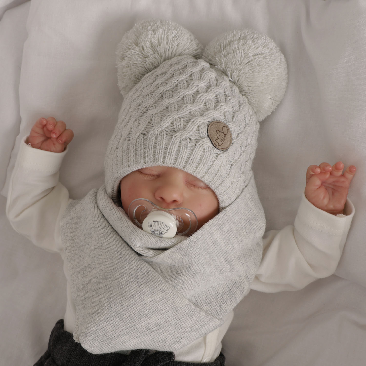 Set invernale bambino: berretto e sciarpa, camel, con due pon pon, con lacci, Alonso