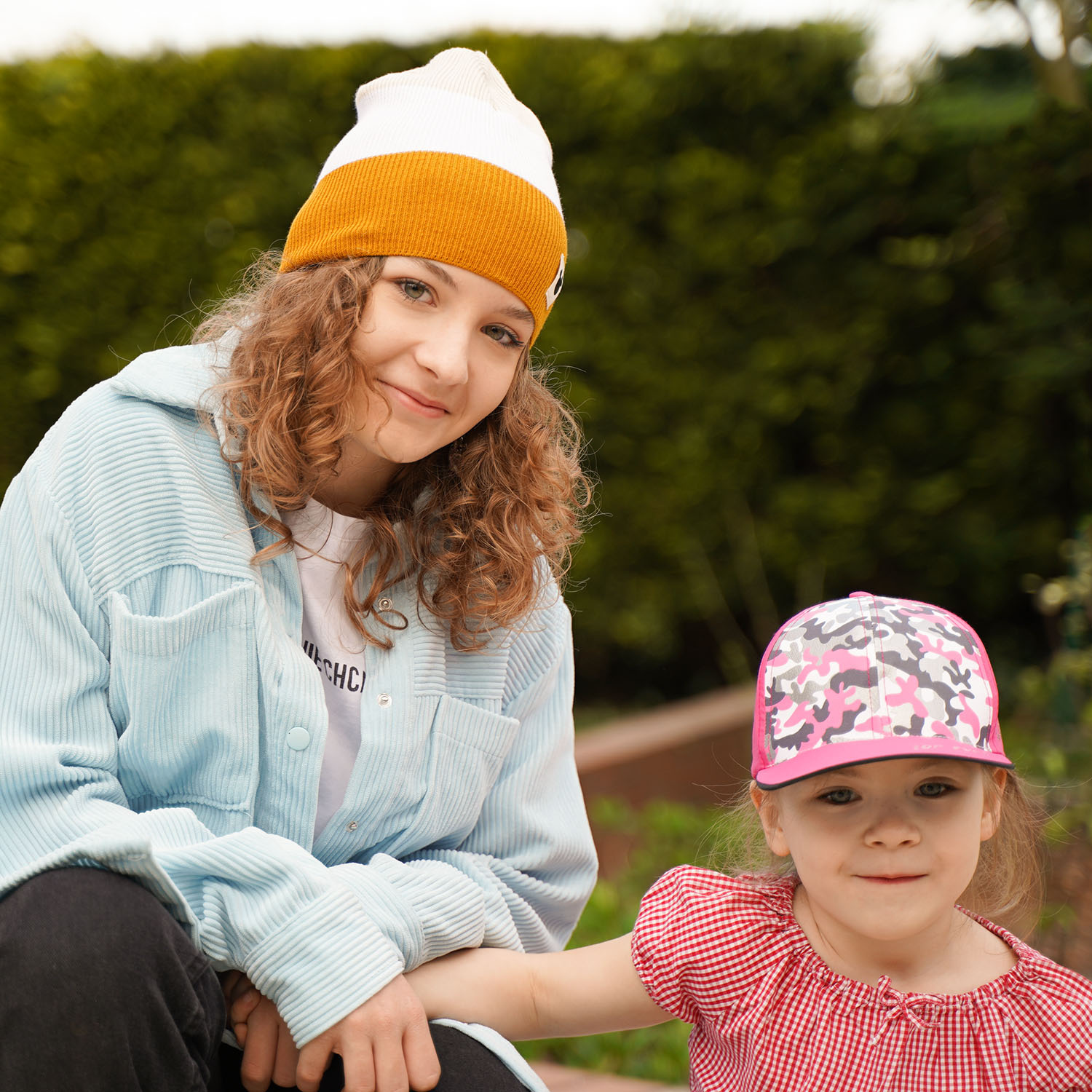 Cappellino con visiera bambina, rossa, in cotone, con elastico dietro, wzorem moro