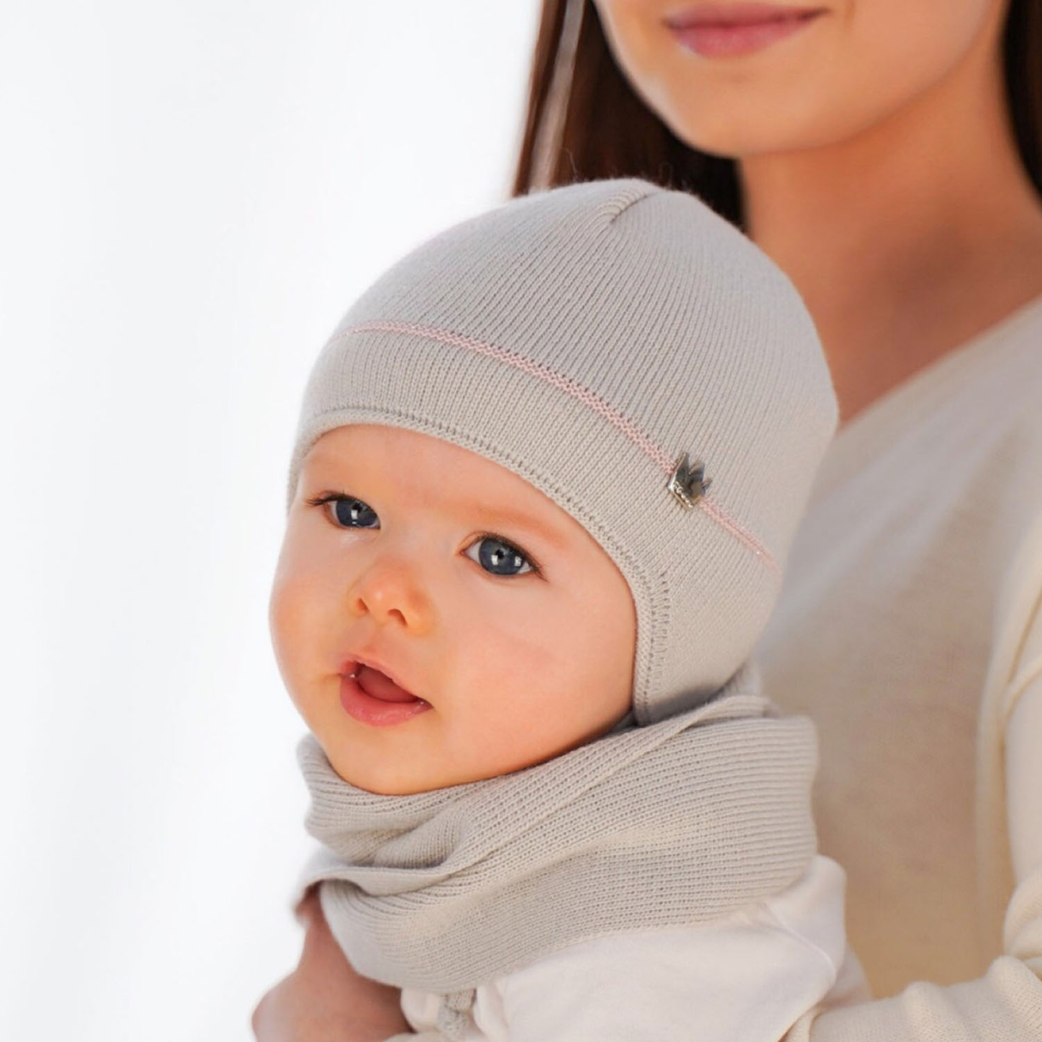 Set invernale bambina: berretto e sciarpa, beige, con lacci, Elina